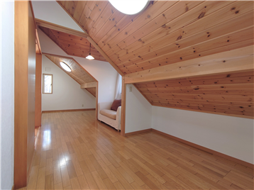 サービスルーム(納戸)を北東側角より