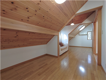 サービスルーム(納戸)を南東側角より