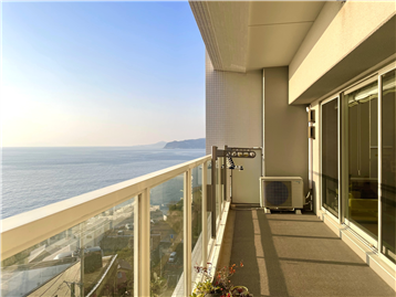 朝日をあびるバルコニー