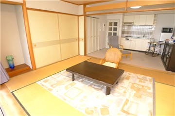 床の間がある和室(約10.8畳)とDK(約7.8畳)