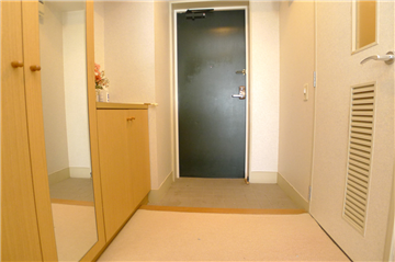 履物入や物入がある玄関ホール