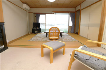 ダイニング・キッチンから和室越しに田辺湾の眺望が楽しめます