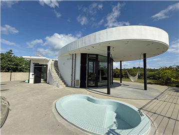 南側から見た外観