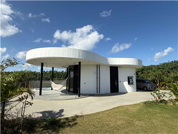 東側から見た外観