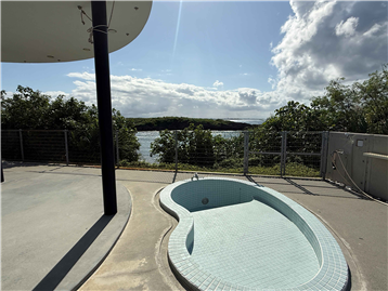 海を望むプール