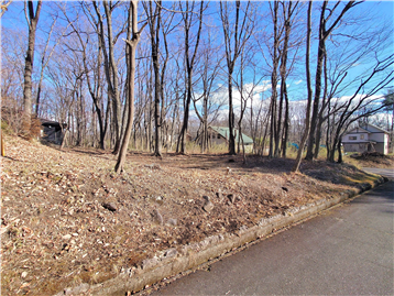 接面道路の西側より敷地内東方向