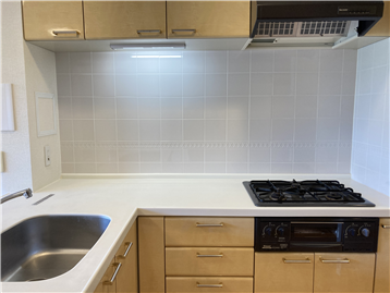 上下収納が便利なL型キッチン