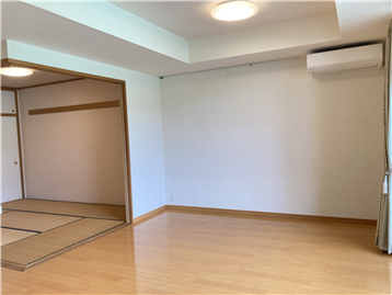 和室とキッチン方向を撮影