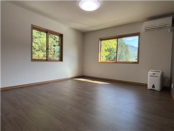 角部屋で明るさのある洋室1