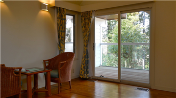 洋室２／バルコニー方向を撮影