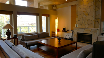 暖炉のあるリビングでゆったりとお寛ぎになれます