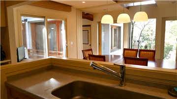 オープンタイプのキッチンからダイニングを撮影