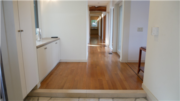 玄関から廊下を撮影