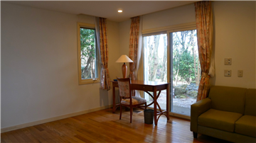 洋室１からバルコニーへ出られます