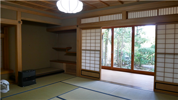 茶室には広縁付きで開放感があります