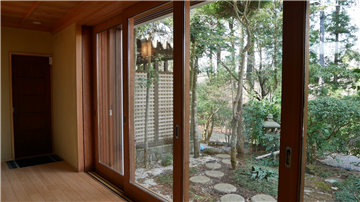 広縁からのお庭、左側引戸は露天風呂入口です