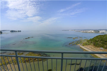 北西側バルコニーより正面に田辺湾を望む