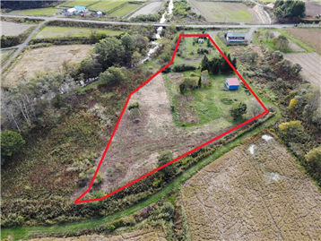 敷地（赤枠）／北東側からドローン撮影