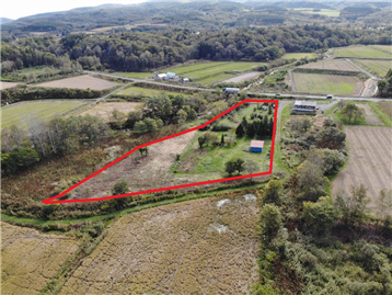 敷地（赤枠）／北側からドローン撮影