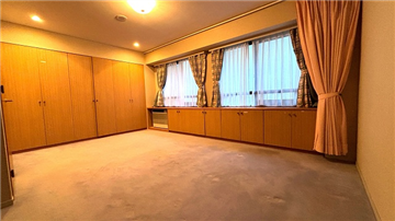 収納豊富な洋室