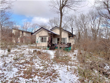 敷地内南側より建物方向