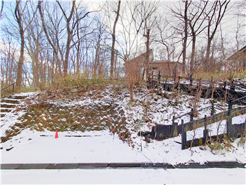 北東側接面道路より敷地内建物方向