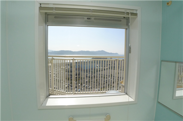 バスルームから見える和歌浦湾