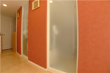 ホールはテラコッタ色の壁がアクセントカラーになっています