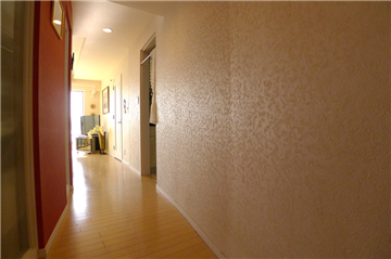 弧を描くホールの壁がモダンな雰囲気を演出