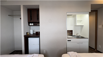 ハンガースペース（左）キッチンスペース（右）