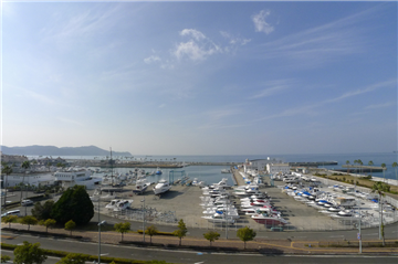 西側バルコニーより正面に和歌浦湾を望む