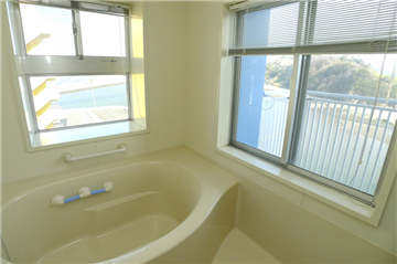 北側と東側の眺望が楽しめるビューバス