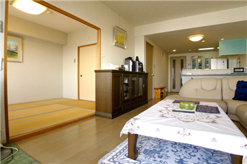 和室の戸を開けると開放感あるお部屋に