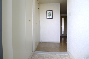 玄関入ると左側には収納スペースあり