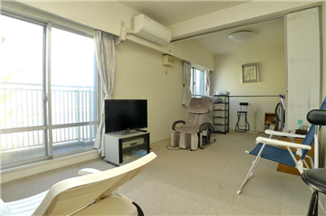 北側バルコニーに出入り可能な約11.8畳の洋室