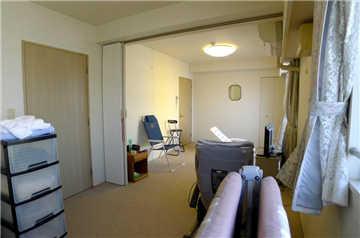 洋室はアコーディオンカーテンで空間を仕切ることが可能です