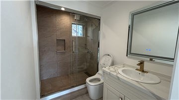 トイレ1からシャワーブース方向を撮影