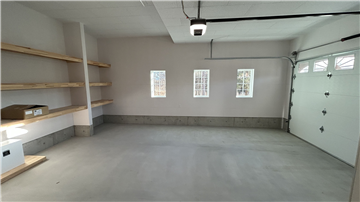 ガレージ内／東方向を撮影