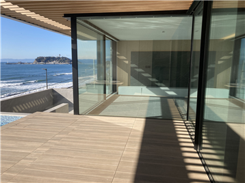 テラスからリビングを撮影