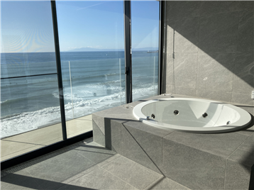 オーシャンビューの浴室1