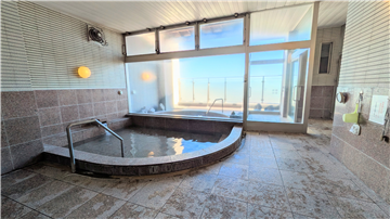 陽当たりの良い温泉大浴場