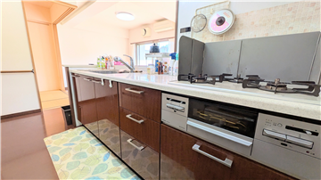 約3.2畳のキッチン／3口コンロを備えています