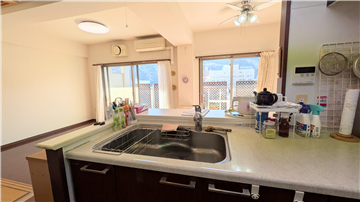 リビングダイニングに面したカウンターキッチン