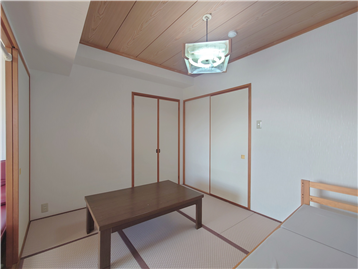 和室を東側角より