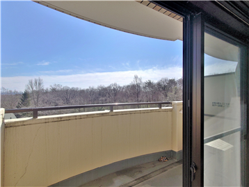 洋室1よりバルコニー越し南方向の眺望