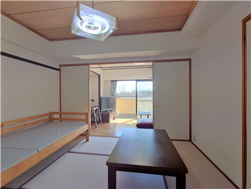 キッチン側より和室と洋室1方向