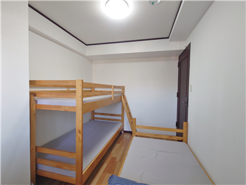 洋室2を西側角より