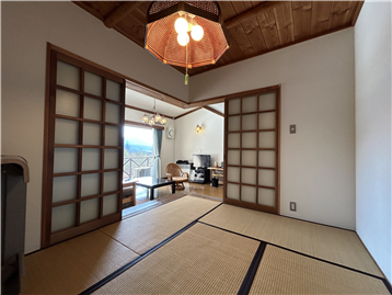 LDKと隣接する和室/南東方向を撮影