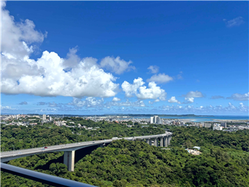 バルコニーから太平洋、本島東海岸と勝連半島を望む／北東方向