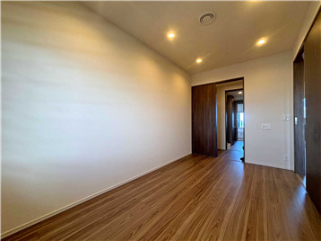 洋室1／窓側からウォークスルークローゼット方向を撮影